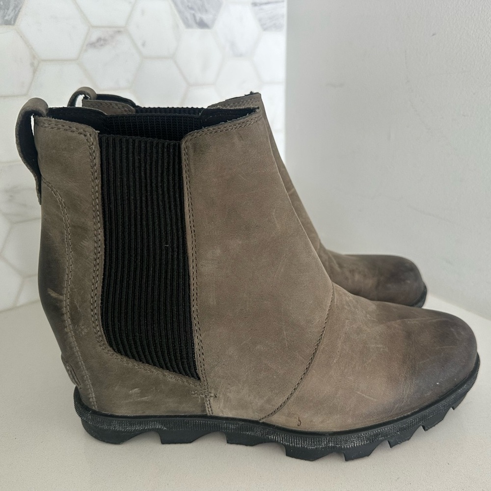 Sorel Joan of Arctic Boots Women's 7.5 Tupe Nubuck Chelsea Bootie Hidden Wedge